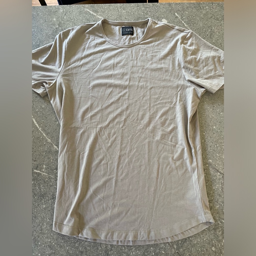 Cuts men’s XL tee, never worn